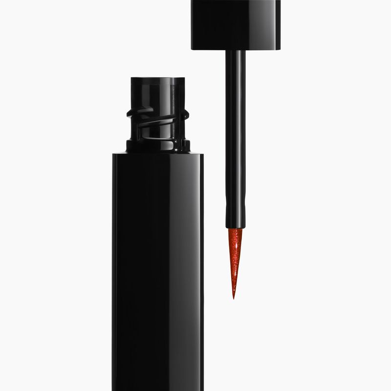 CHANEL Le Liner De Chanel, Eyeliner Liquido Ultra-Preciso, 542 Flamboyant, 2,5 ml, Lunga Tenuta e Waterproof, Edizione Limitata per un look intenso CHANEL Le Liner De Chanel, Eyeliner Liquido Ultra-Preciso, 542 Flamboyant, 2,5 ml, Lunga Tenuta e Waterproof, Edizione Limitata per un look intenso