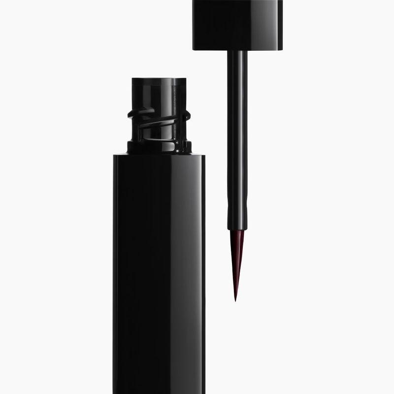 CHANEL Le Liner De Chanel, Eyeliner Liquido Ultra-Preciso, 516 Rouge Noir, 2,5 ml, A Lunga Tenuta e Senza Sbavature, per uno sguardo intenso e definito