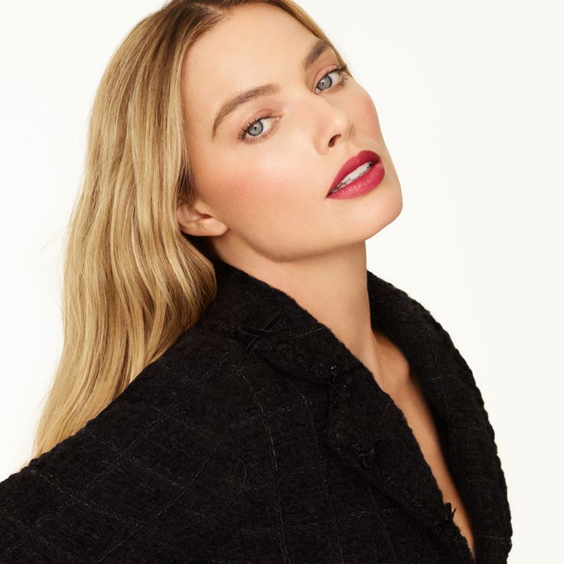 CHANEL Rouge Allure Velvet Edizione Limitata, Rossetto Vellutato Luminoso 63 Essentielle, Finish Opaco, Lunga Tenuta e Idratante, Make-up Labbra 3.5 g