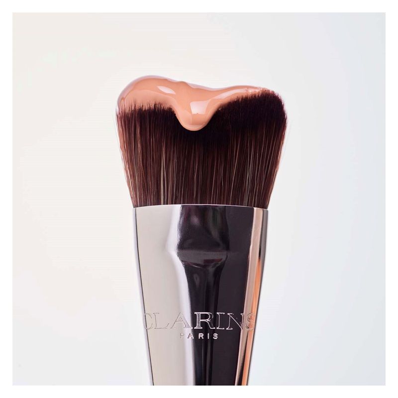 Clarins - FOUNDATION BRUSH GUA SHA-INSPIRED Clarins - FOUNDATION BRUSH GUA SHA-INSPIRED