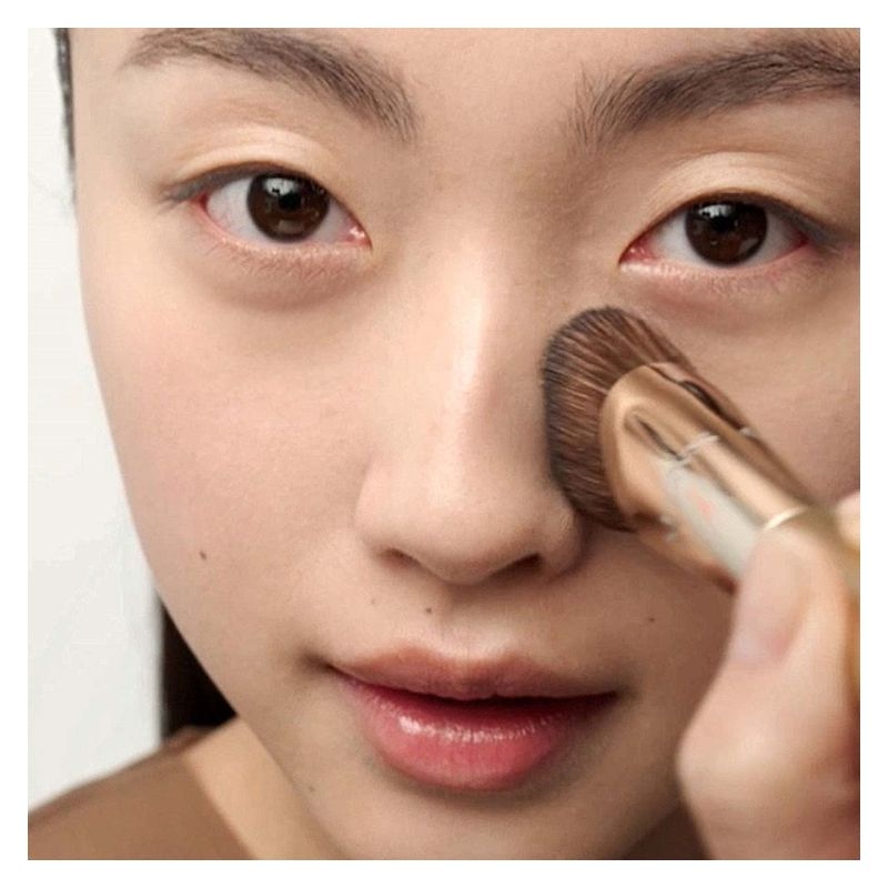 Clarins - FOUNDATION BRUSH GUA SHA-INSPIRED Clarins - FOUNDATION BRUSH GUA SHA-INSPIRED