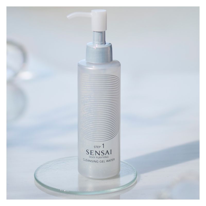 SENSAI Silky Purifying Cleansing Gel Water Step 1, Gel Detergente Struccante Viso, Rimuove il Make-up, Preserva l'Idratazione, 150 ml SENSAI Silky Purifying Cleansing Gel Water Step 1, Gel Detergente Struccante Viso, Rimuove il Make-up, Preserva l'Idratazione, 150 ml