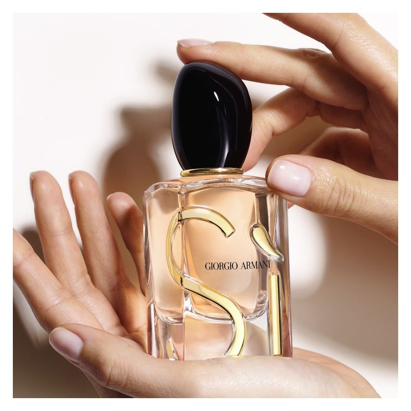 Armani Sì, Eau de Parfum Donna, 100 ml Spray, Profumo Chypre Fruttato, Fragranza femminile elegante e sensuale con note di Ribes Nero e Vaniglia
