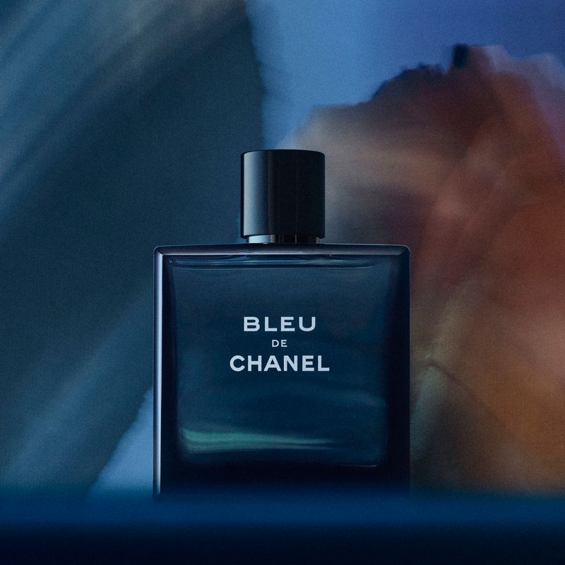 CHANEL Bleu De Chanel, Eau De Toilette Uomo, 100 ml Spray, Profumo Uomo aromatico-boschivo con note agrumate e legnose, Fragranza maschile iconica CHANEL Bleu De Chanel, Eau De Toilette Uomo, 100 ml Spray, Profumo Uomo aromatico-boschivo con note agrumate e legnose, Fragranza maschile iconica